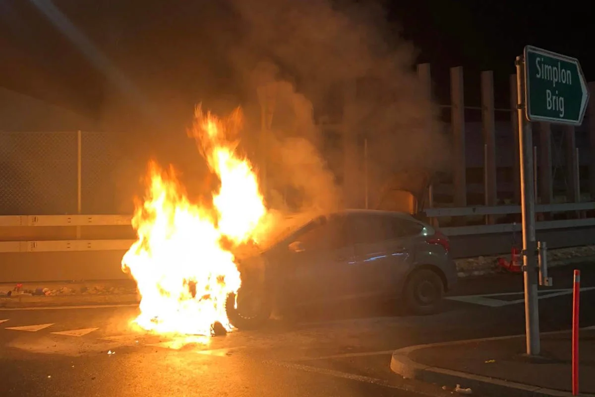 A9 Susten - Fahrzeugbrand auf der Autobahn