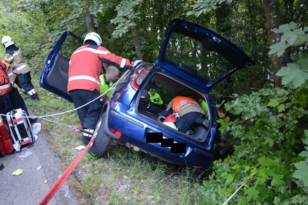 Liestal BL - Personenwagenlenker fährt in Baum