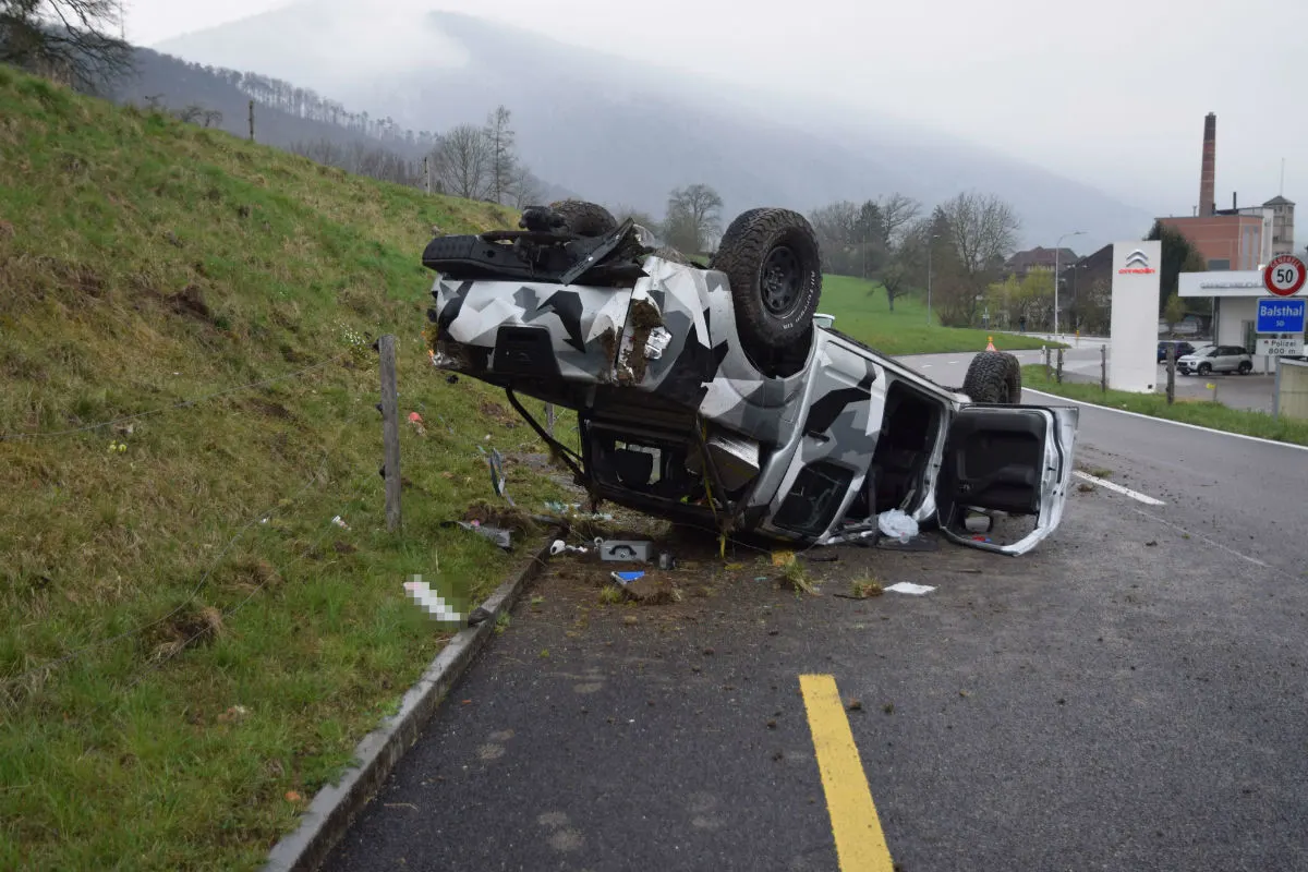 Balsthal SO - Auto überschlägt sich bei Selbstunfall 
