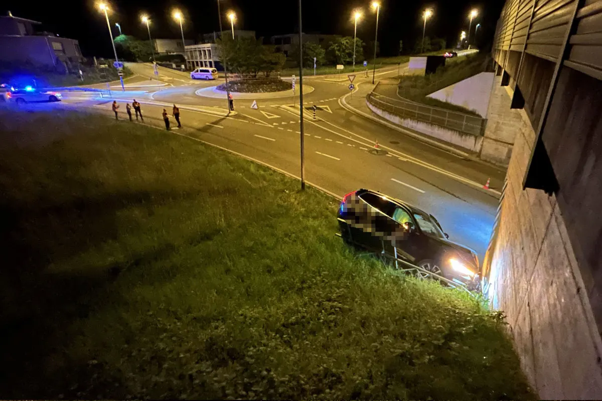 Lachen SZ – Autolenker fährt unter Alkoholeinfluss gegen Betonmauer