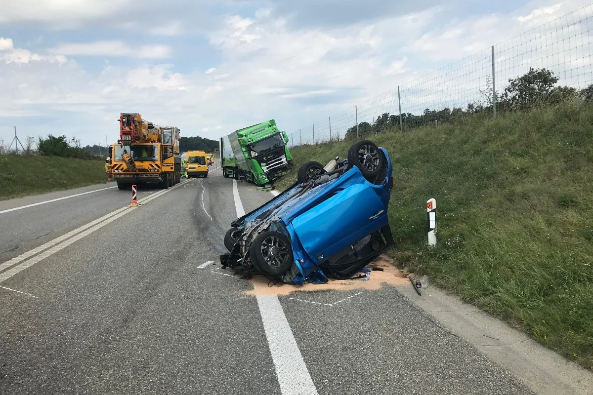 Horrorcrash in Henggart ZH - Autolenker gerät auf Gegenfahrbahn und fährt Frontal in Lastwagen