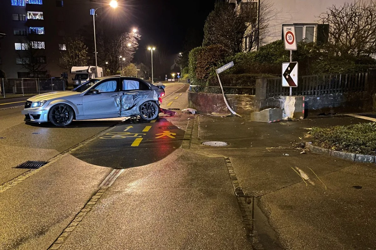Kreuzlingen TG - Kontrolle über Mercedes verloren und verunfallt