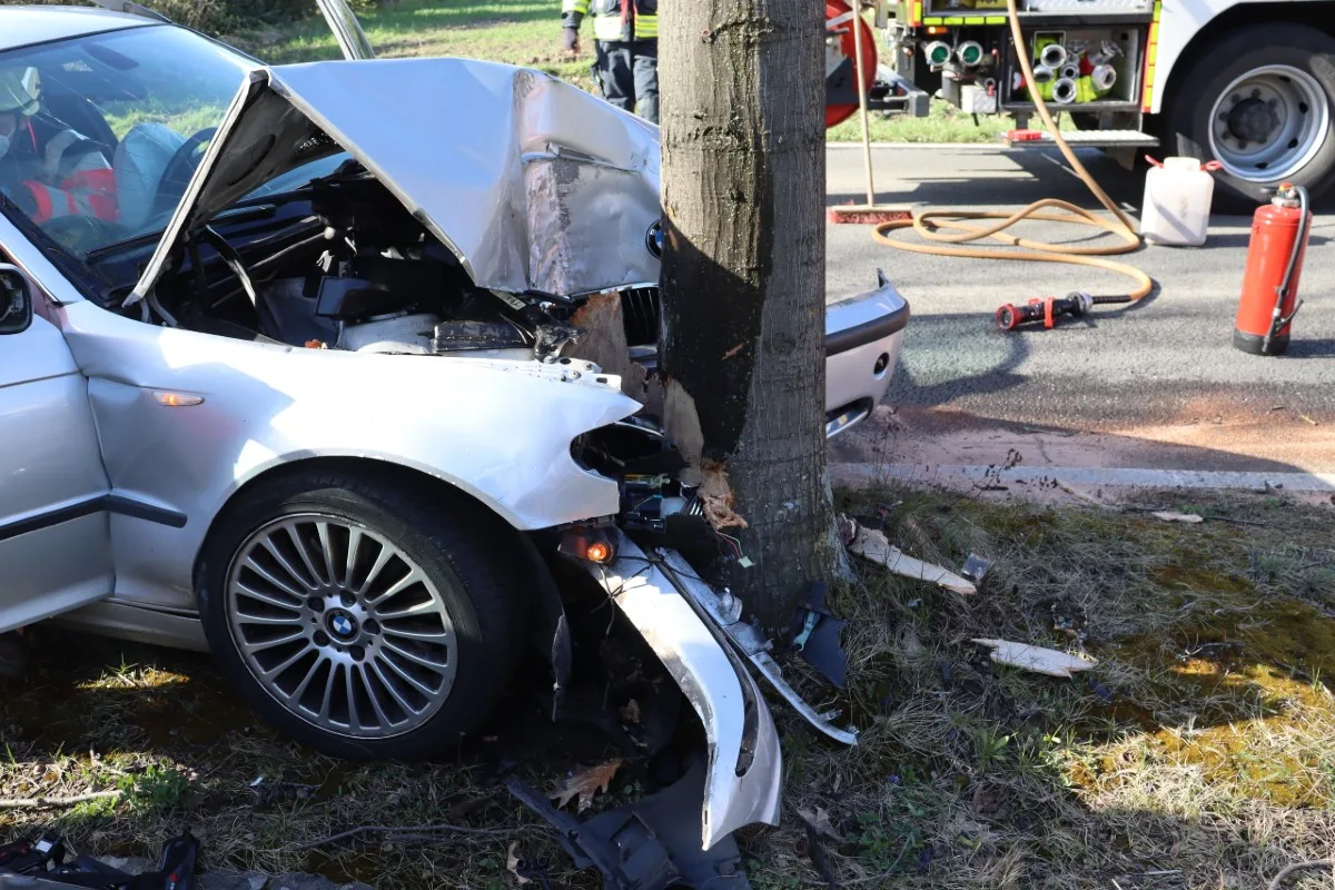 Löhne - 3er BMW prallt gegen Baum - Insassin schwer verletzt