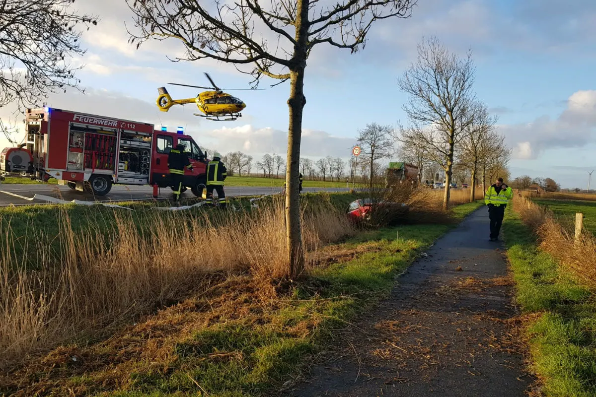 Auto kommt von Fahrbahn ab - 26-jähriger Fahrer wird leicht verletzt