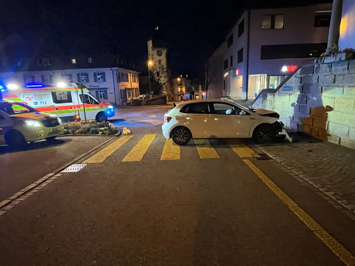 Drama in Rheinfelden AG – Autofahrerin (29) stirbt nach Unfall 