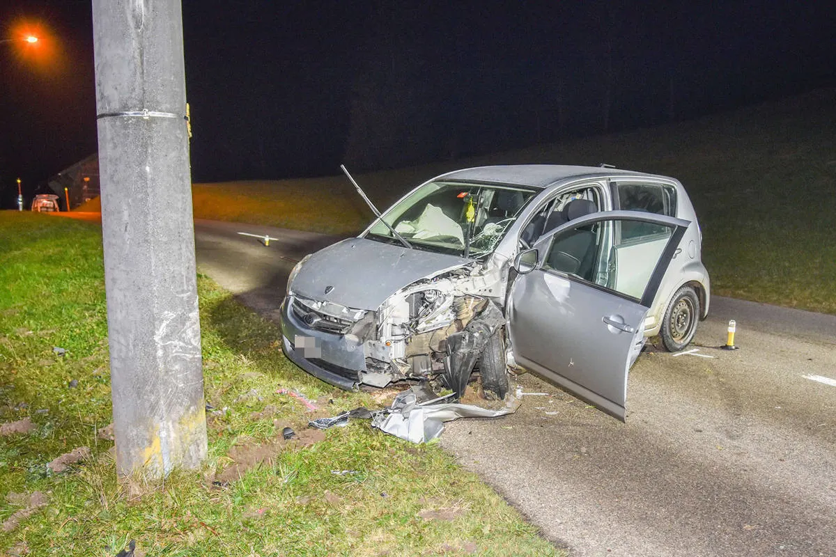 Tragischer Unfall in Dussnang TG - Autofahrer bei Kollision mit Strommast verletzt!