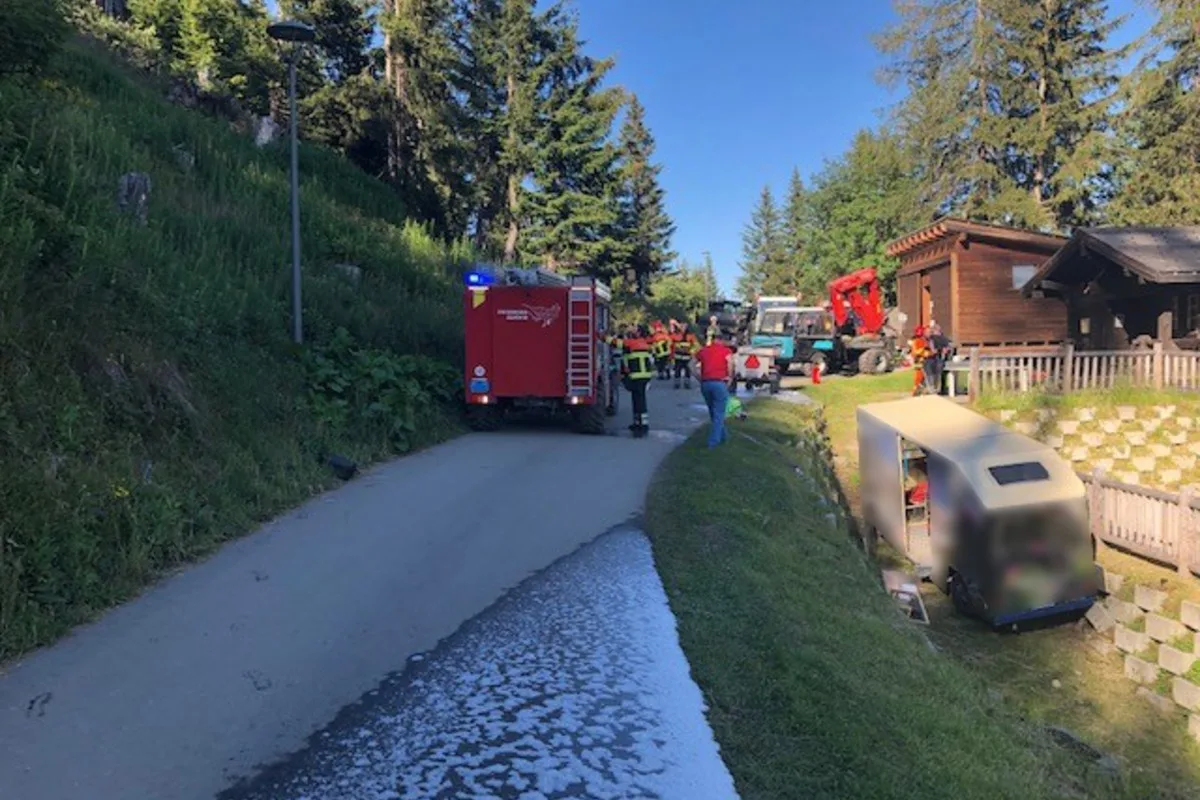 Drama auf der  Riederalp VS -  Elektrobus stürzt über Stützmauer - Fahrer von Fahrzeug eingeklemmt!