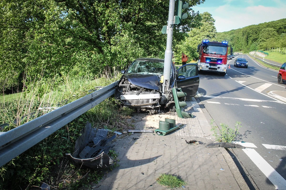 Bochum - Autofahrer (90) kommt von Fahrbahn ab und wird schwer verletzt
