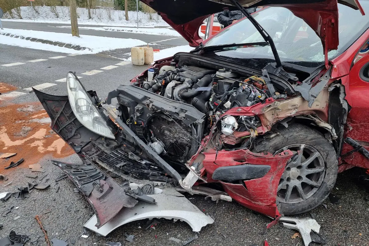 B73 Horneburg – Drei Verletzte bei schwerer Kollision