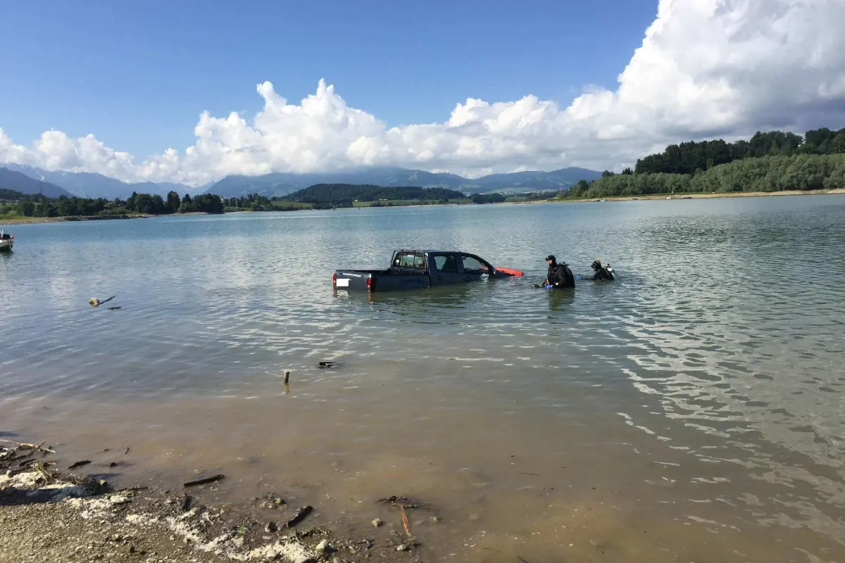 Pont-la-Ville FR - Auto in den Greyerzersee gestürzt