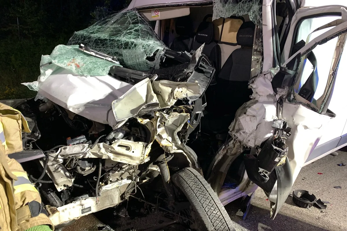 Schwerer Verkehrsunfall auf der A2 - Transporter auf LKW aufgefahren - Fahrer tot
