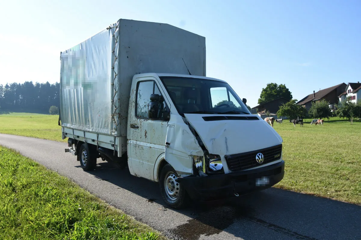 Waldkirch SG - Lieferwagen fährt in Anhänger - Zeugenaufruf
