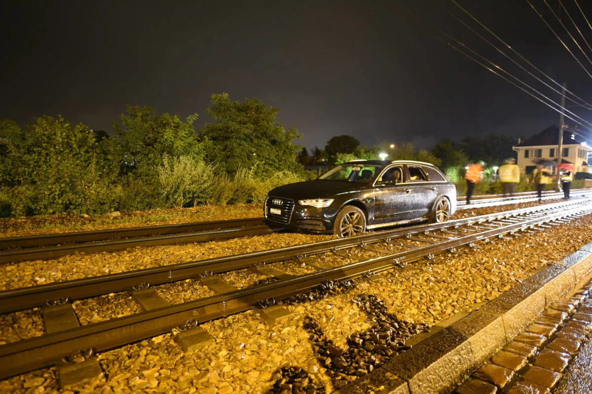 Basel BS - Betrunkener Lenker fährt mit Auto auf die Tramtrasse