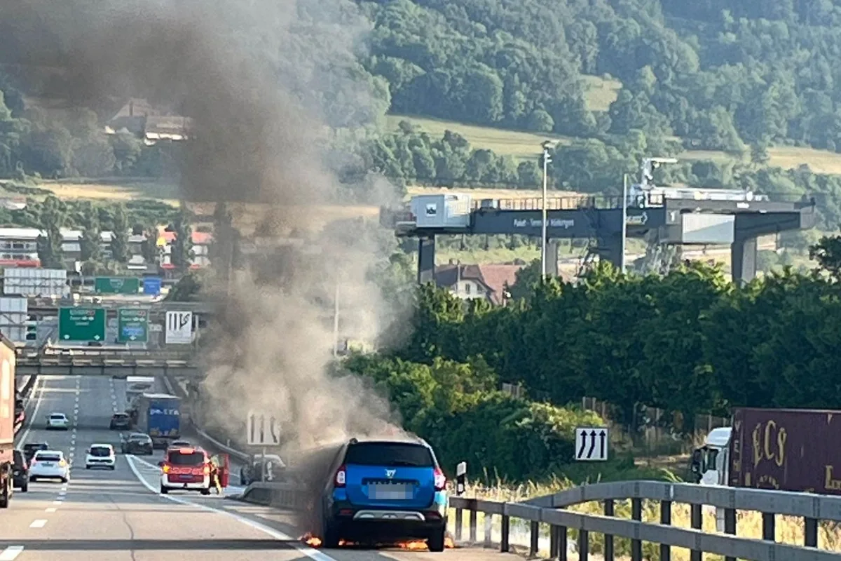Egerkingen SO - Auto gerät auf der Autobahn A1 in Vollbrand