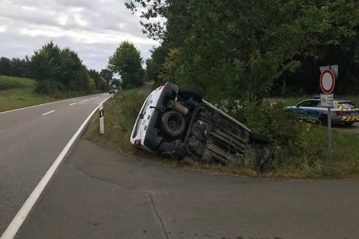 Mackenbach – Auto landet bei Unfall im Graben