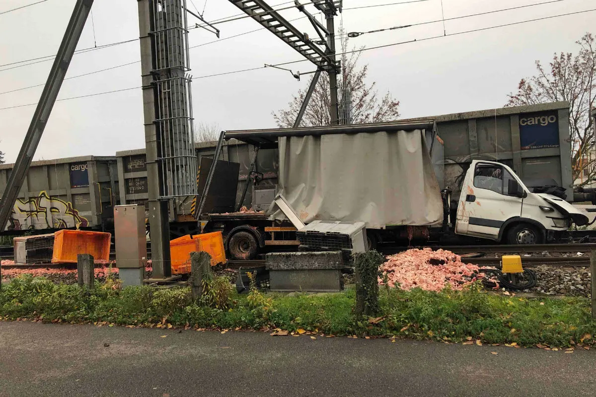 Staad SG - Güterzug kollidiert mit Lieferwagen