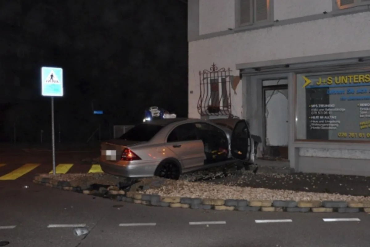 Horrorunfall in Derendingen SO - 29-jähriger Autolenker fährt in Hauswand und stirbt