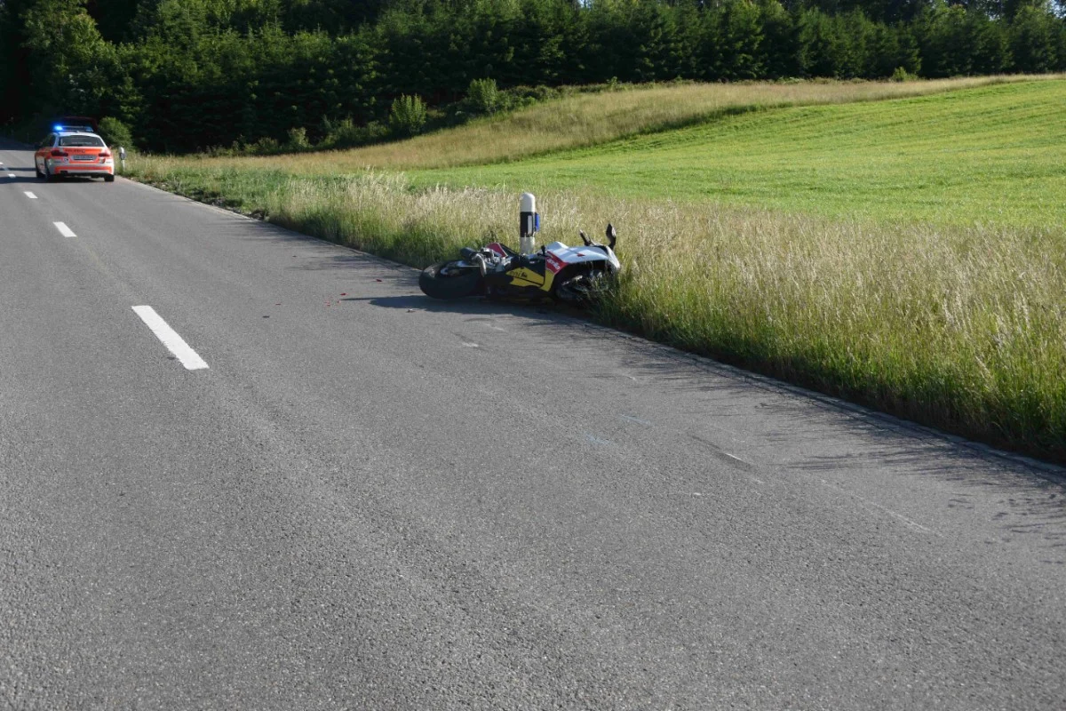 Kirchberg SG - Motorradfahrer prallt frontal ins Autoheck