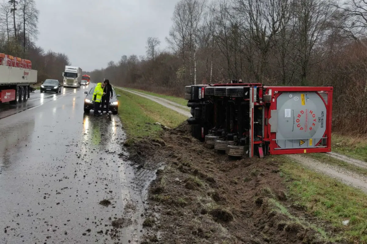 Lastwagen kippt um - Strasse gesperrt