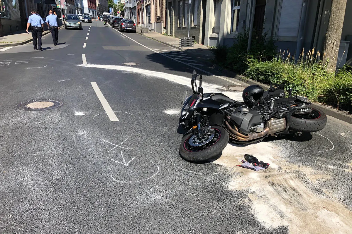Aachen – Auto stößt mit Motorrad zusammen – Motorradfahrer schwer verletzt