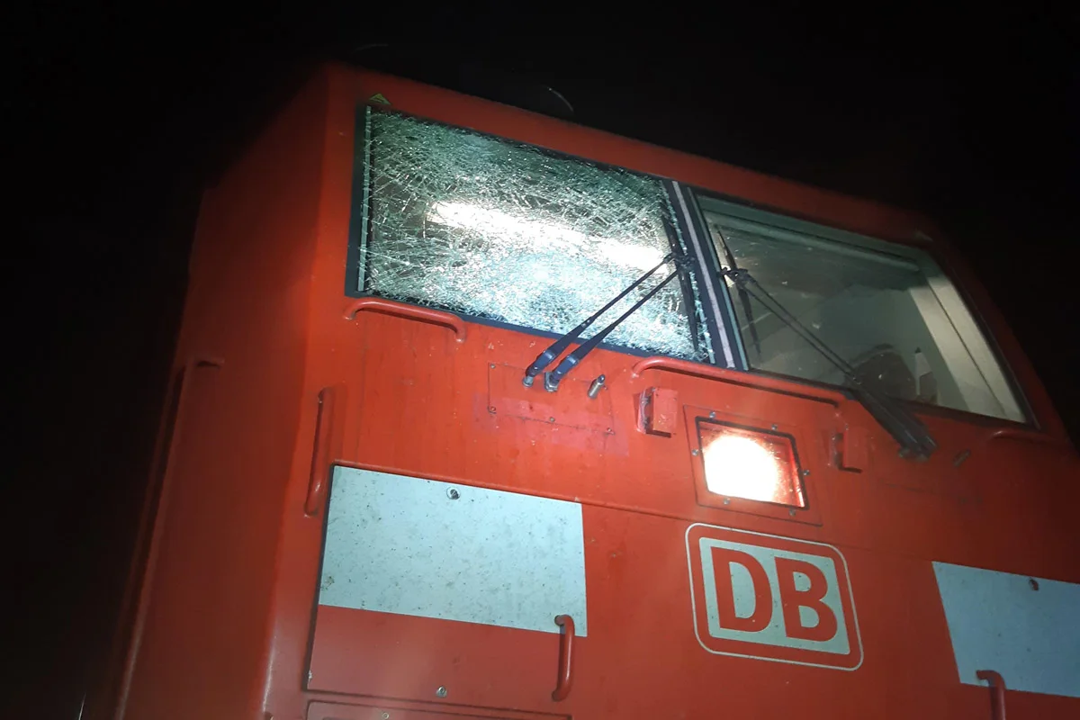 Köln - Güterzug mit Steinbrocken beworfen