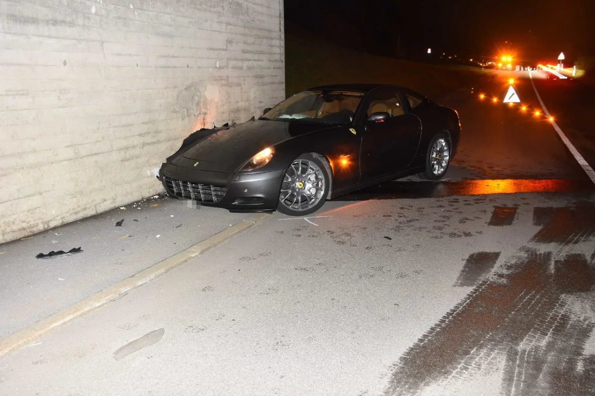 100'000 Franken Sachschaden in Ziegelbrücke  - Ferrari fährt in Bahnüberführung!
