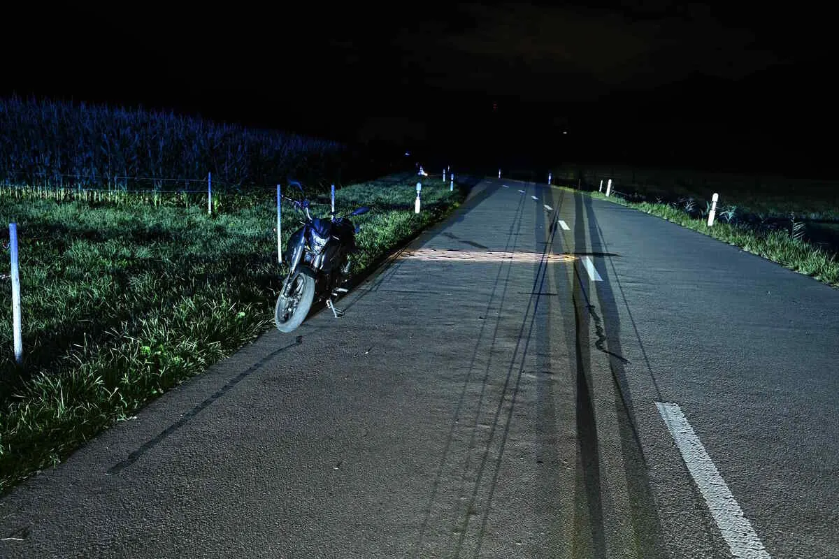 Mels SG - Motorradfahrer kollidiert beim Überholen mit einem Traktor 