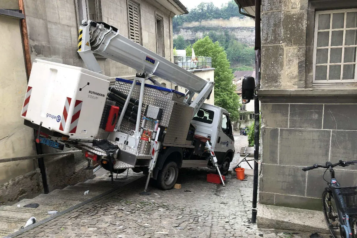 Freiburg FR – Gelenksteiger von Stützfüssen gerutscht