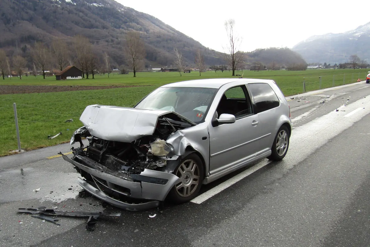 Bilten GL – Auffahrkollision mit drei Fahrzeugen