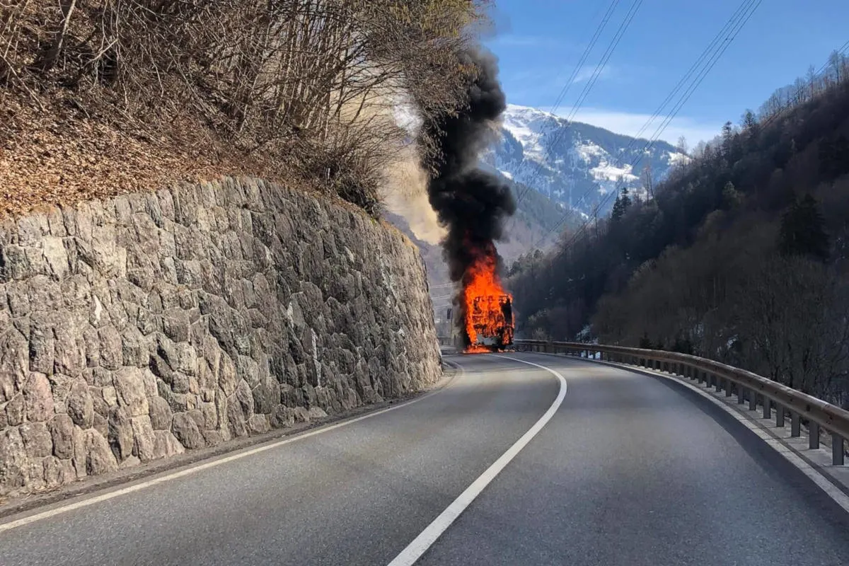 Schwanden / Engi GL - Reisecar ausgebrannt
