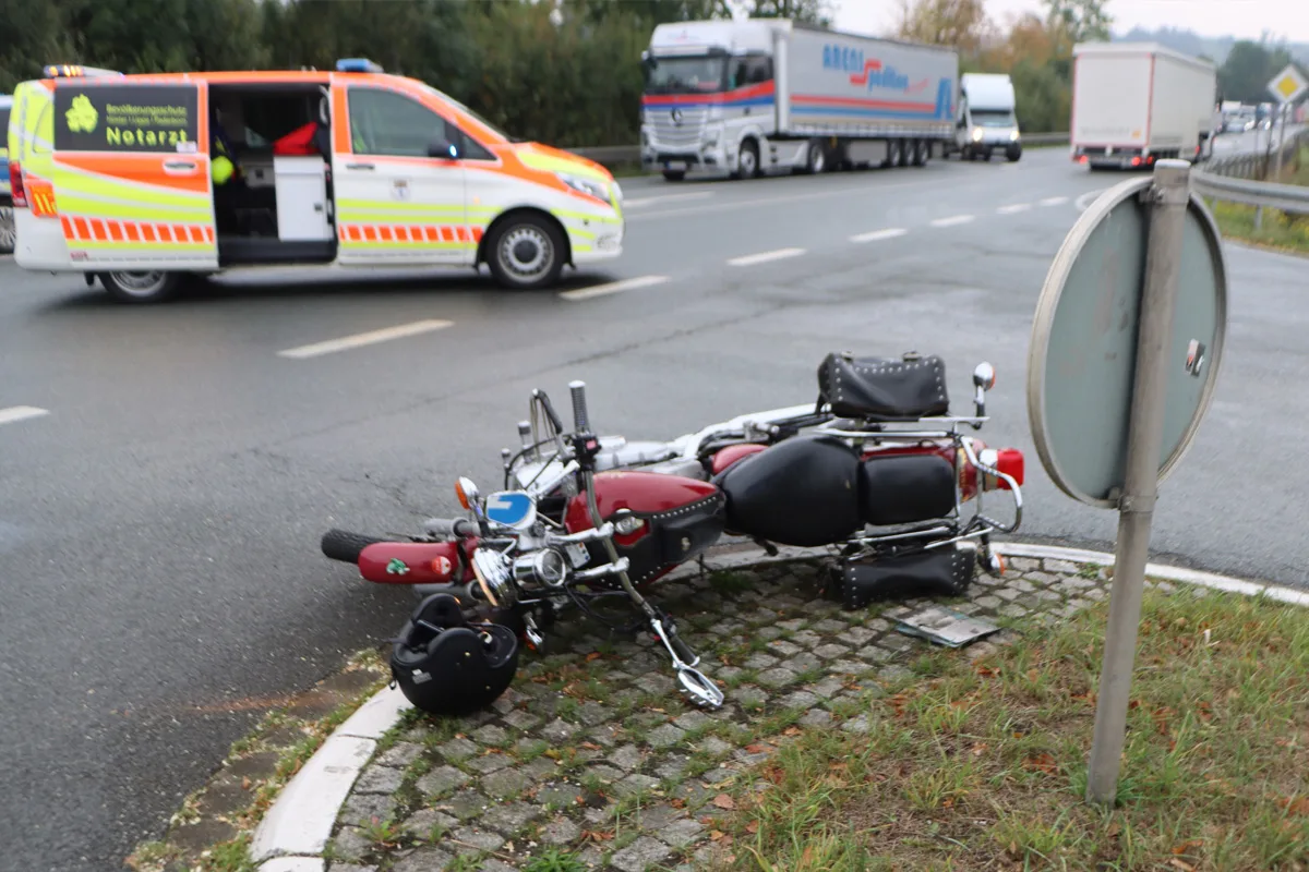 Warburg NW – Motorradfahrer durch Pkw bei Unfall schwer verletzt