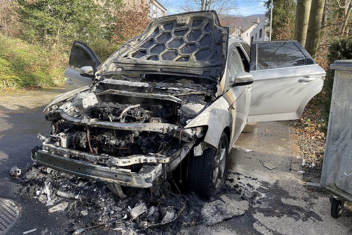 Arlesheim BL – Fahrzeugbrand erfordert Feuerwehreinsatz