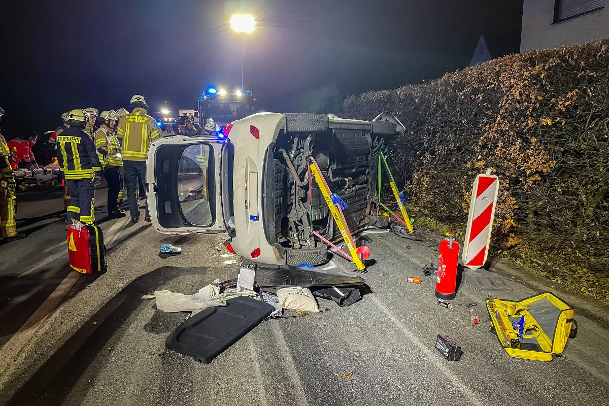 Menden – PKW kracht in Mauer