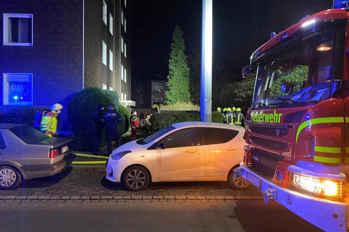 Brand in Gelsenkirchen-Schalke – Ursprünglich gemeldeter Wasserrohrbruch entwickelt sich zu Küchenbrand