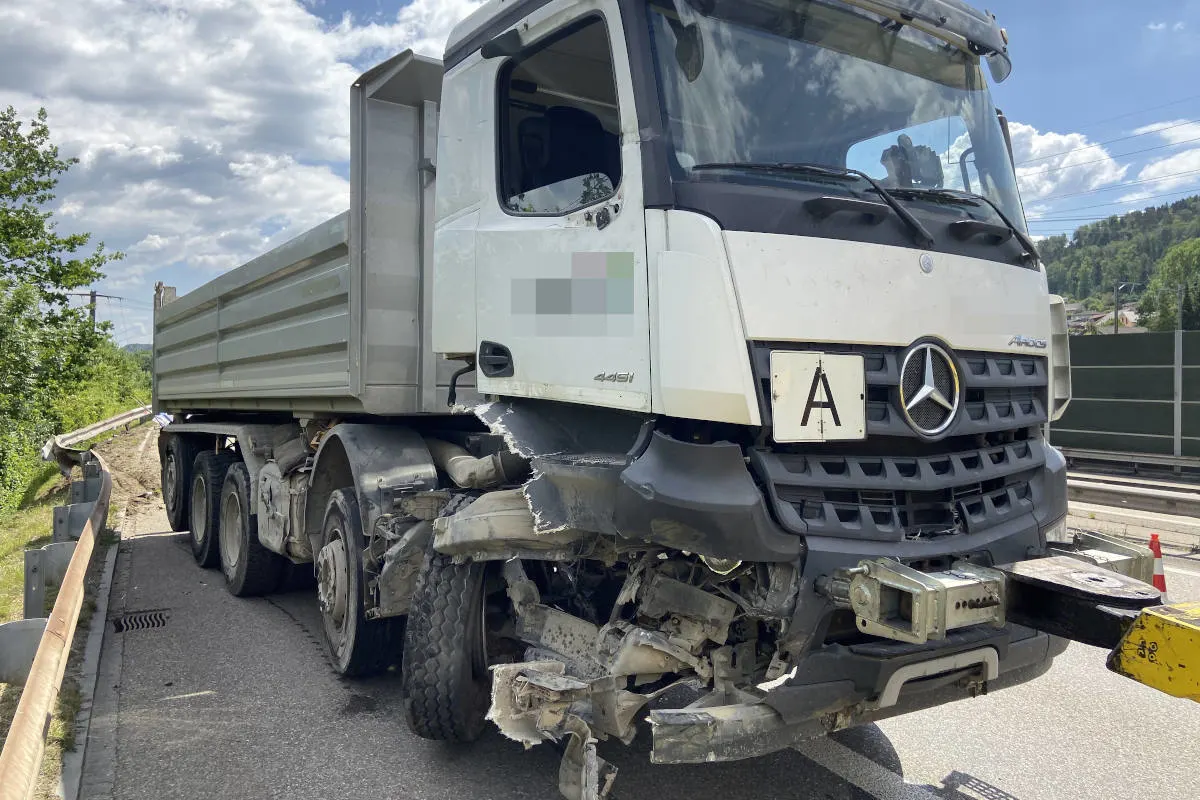 A3 Münchwilen AG – Lastwagen kollidiert mit Unterhaltdienst-Fahrzeug