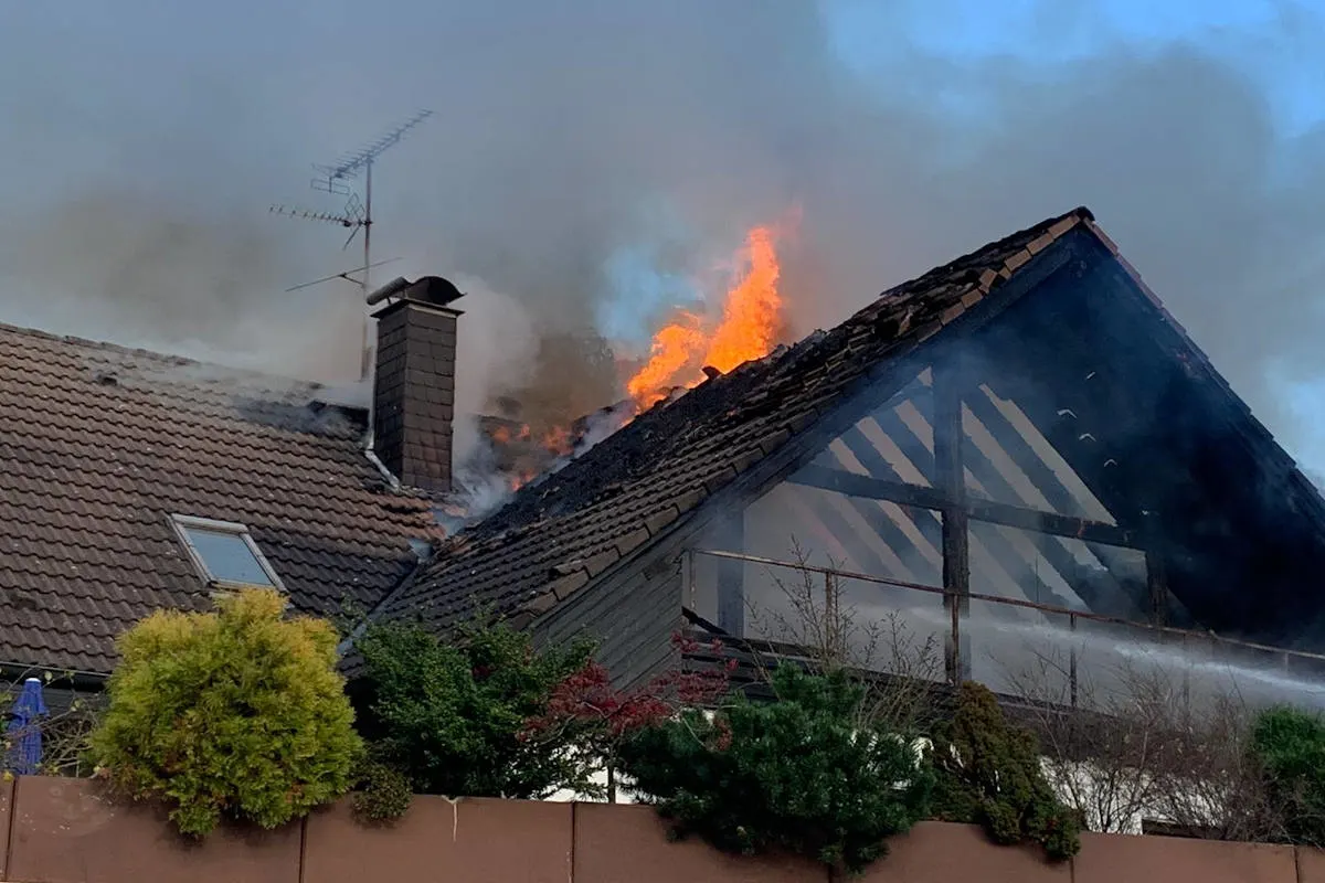 Mülheim an der Ruhr – Ausgedehnter Dachstuhlbrand – Großeinsatz für die Feuerwehr Mülheim.