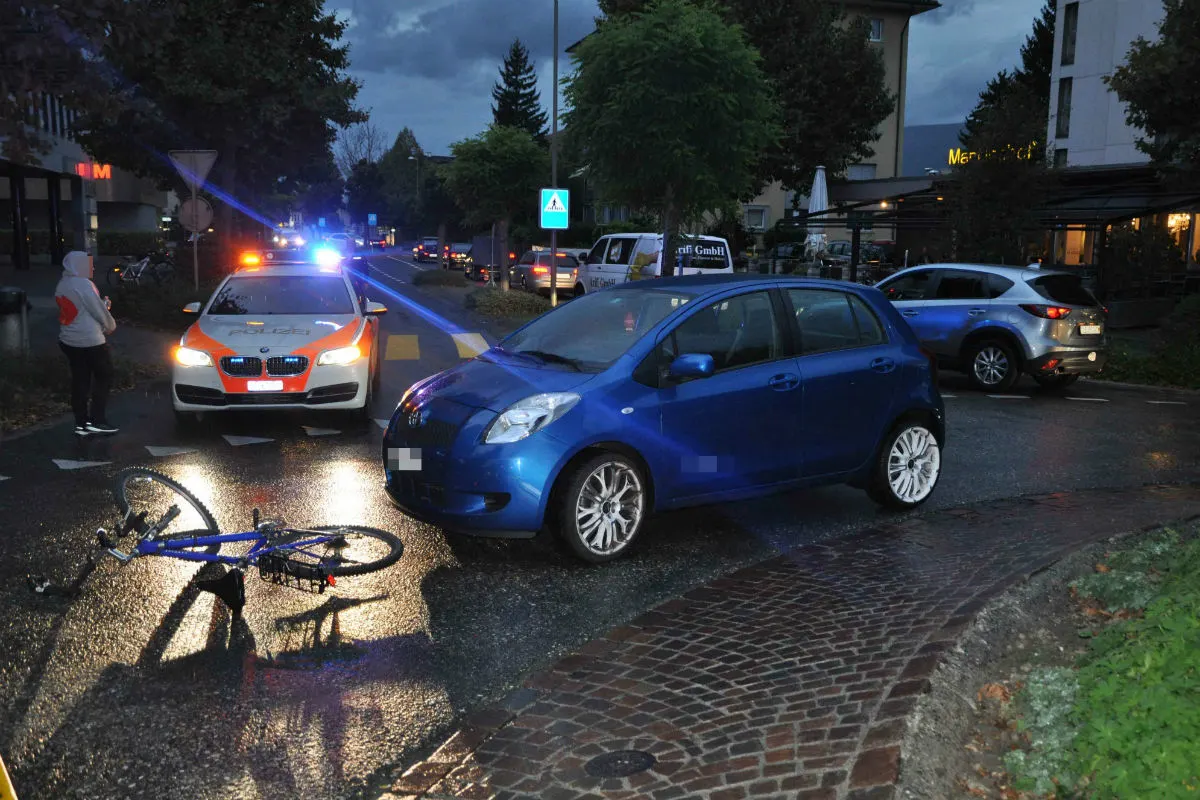 Zuchwil SO - Velofahrer im Kreisel von Auto erfasst