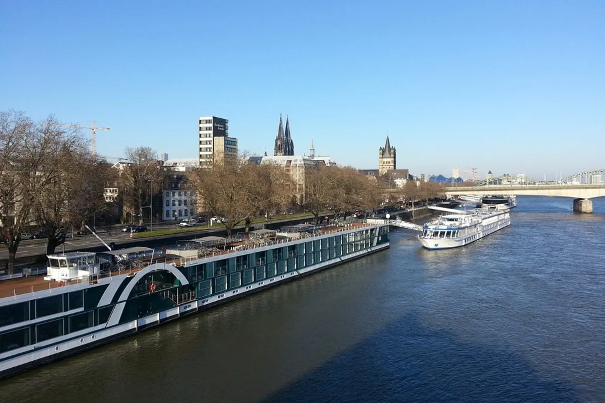 Köln - Höhere Polizeipräsenz auf den Rheinpromenaden - 170 Verstöße gegen die Corona-Schutz-Verordnung