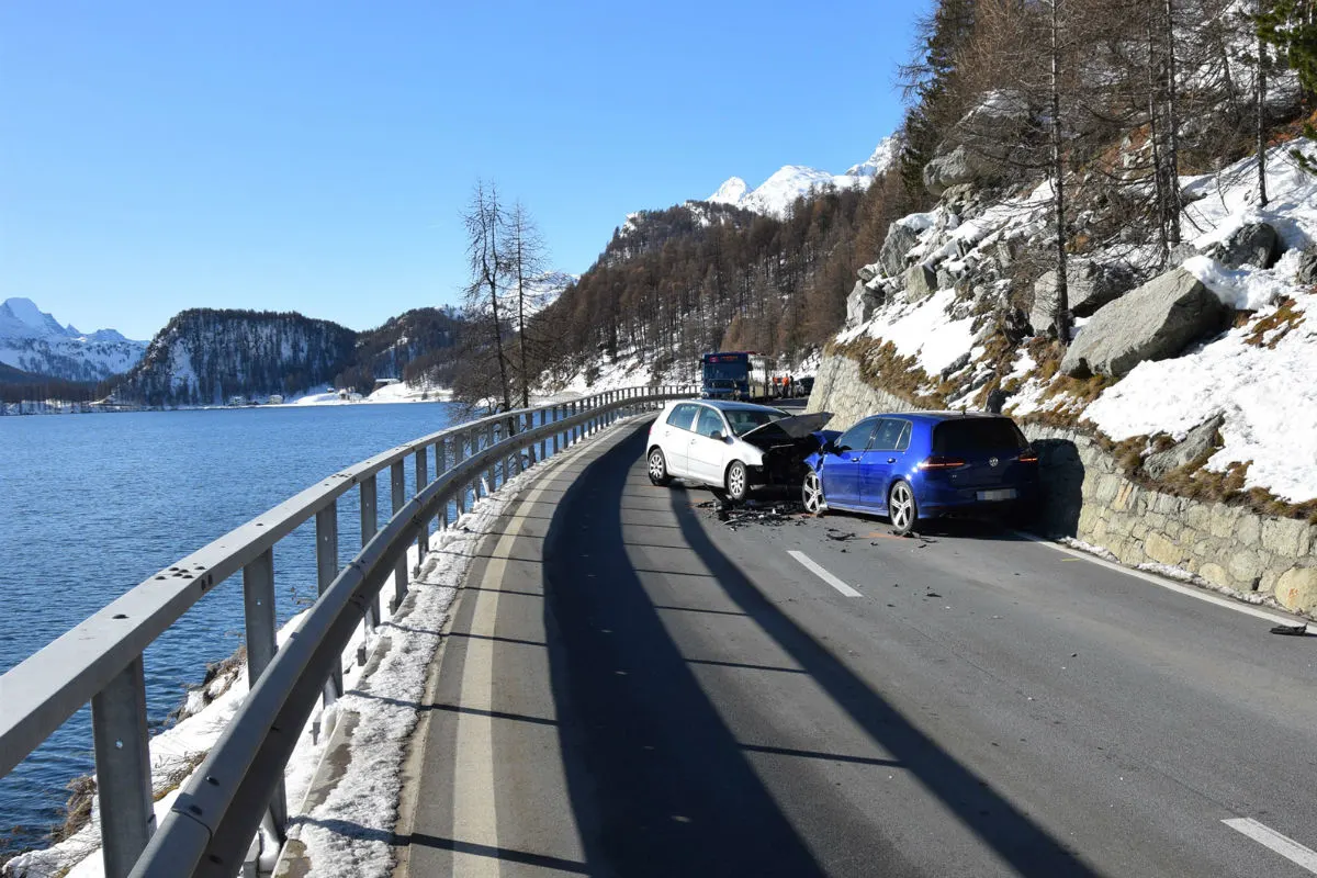 Sils/Segl Baselgia GR - Totalschaden nach Frontalkollision