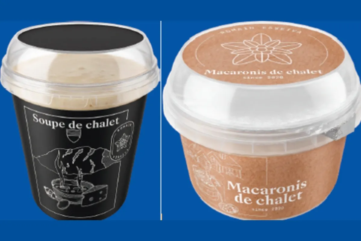 Zwei Becher mit Fertiggerichten, der linke in schwarzem Design mit der Aufschrift 'Soupe de chalet', der rechte in braunem Design mit 'Macaronis de chalet'. Beide haben transparente Plastikdeckel.