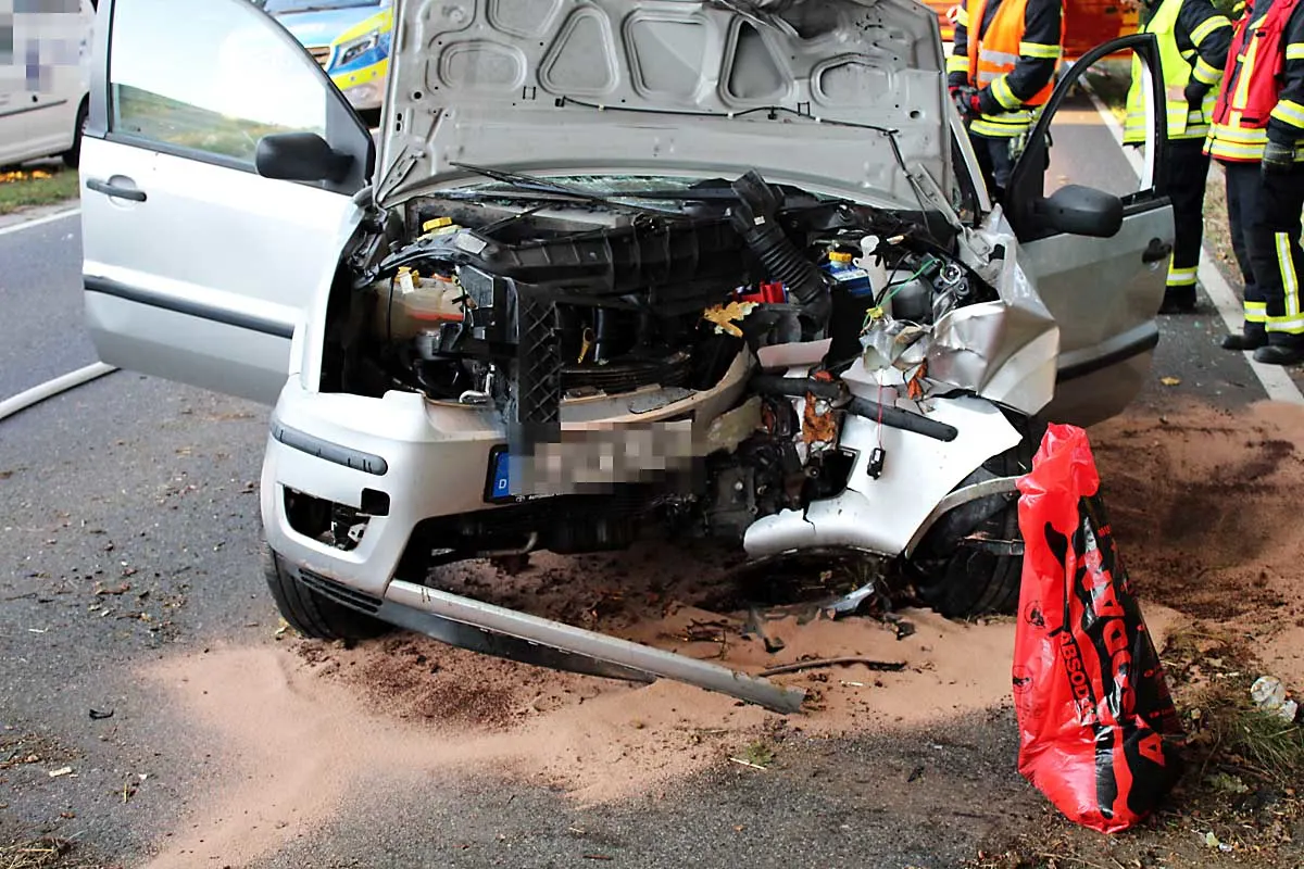 Linnich - Pkw prallt gegen Baum - Fahrerin schwer verletzt