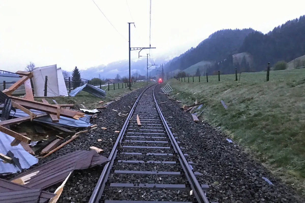 Bahnunfall Escholzmatt-Marbach LU -  Zug prallt in Carport
