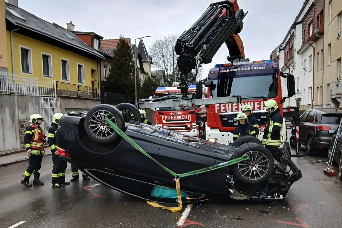 Klosterneuburg – Auto bleibt nach Unfall auf Dach liegen