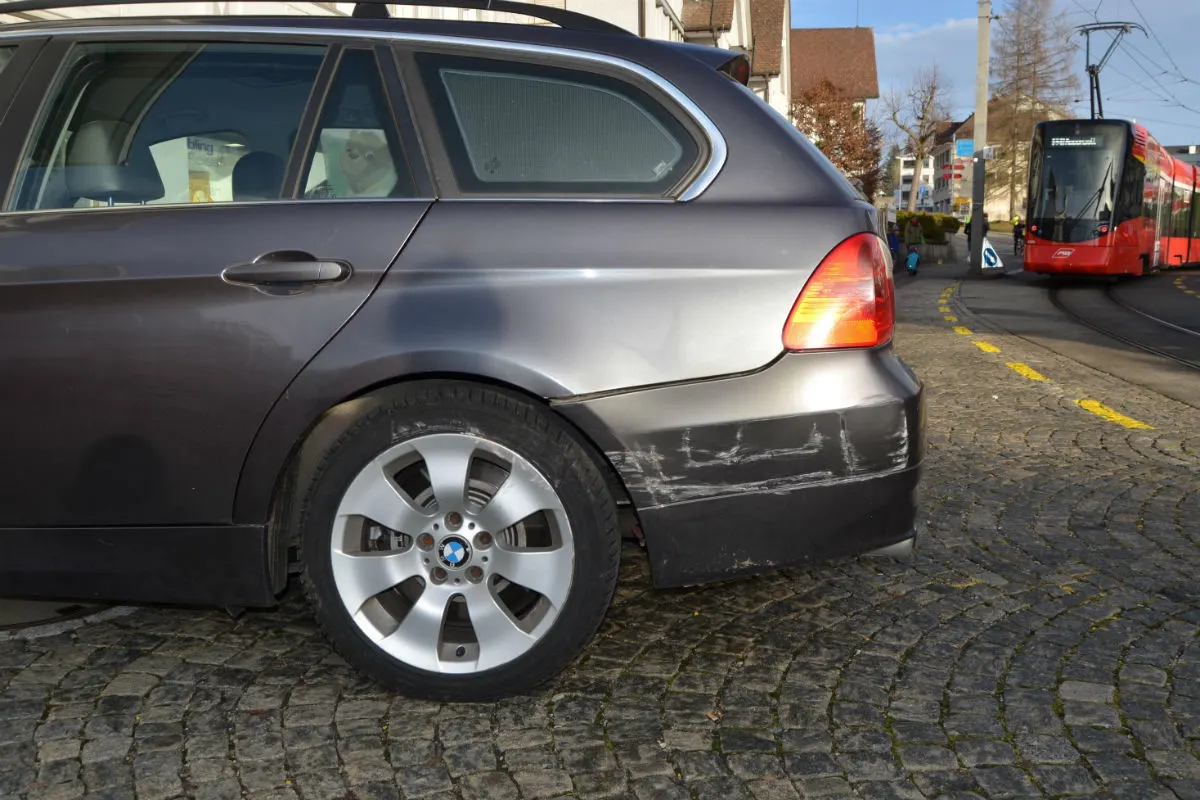 Teufen AR - Auto prallt gegen Zug