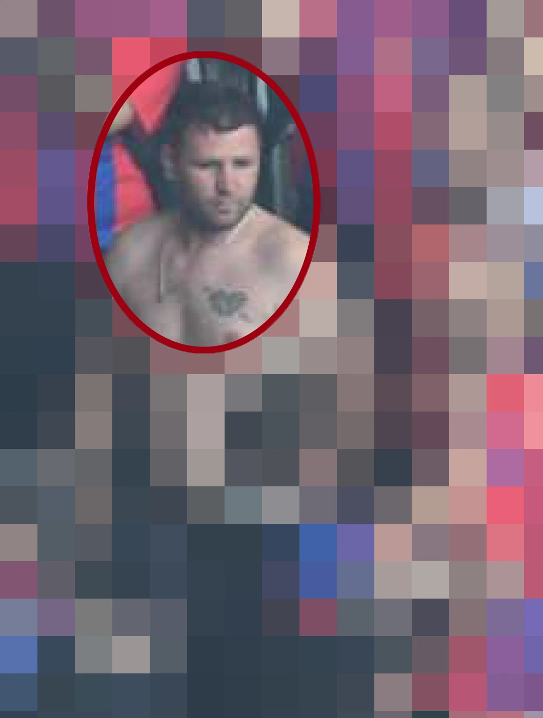 Ein unscharfes Bild zeigt eine erwachsene Person, die im Mittelpunkt steht, mit nacktem Oberkörper und einem Tattoo auf der Brust.