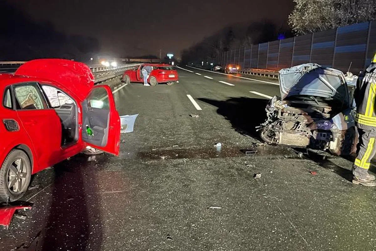 Gelsenkirchen – Nächtlicher Verkehrsunfall und drei Brände halten die Einsatzkräfte in Atem