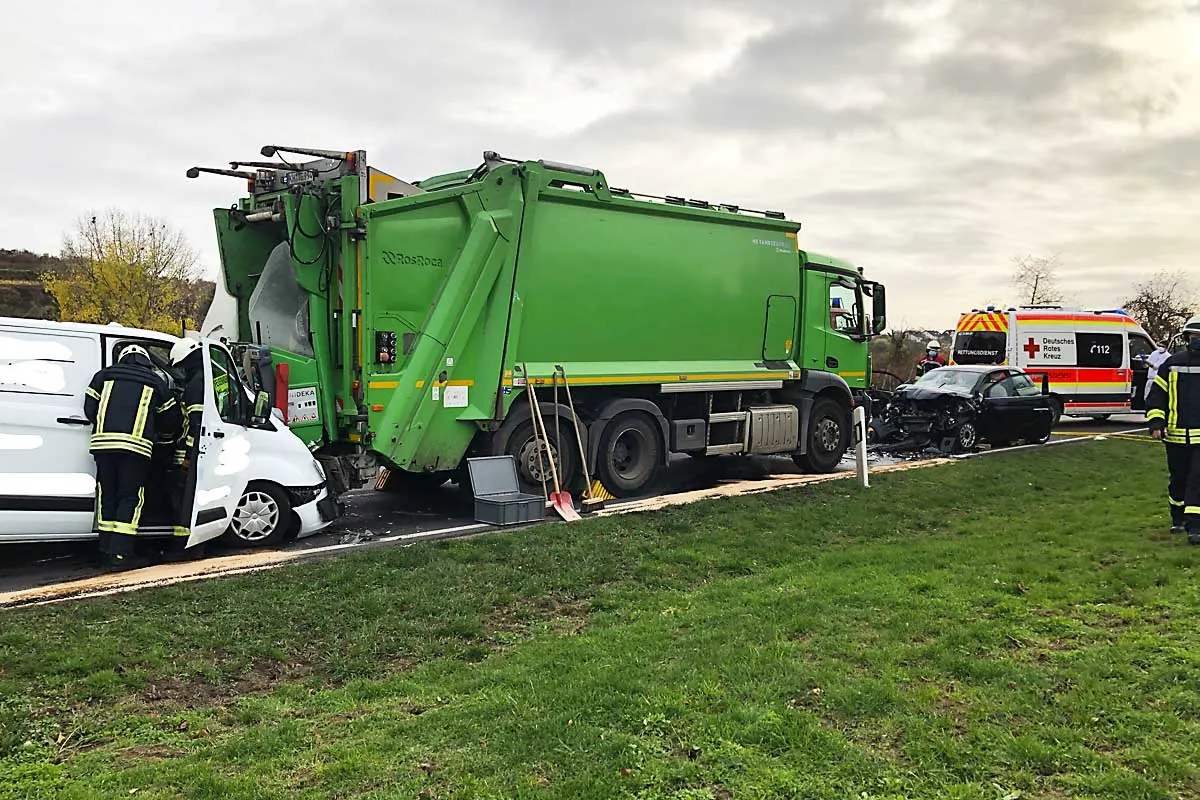 Mehrere Verletzte bei Unfall in Nierstein - Auto kollidiert frontal mit Müllfahrzeug