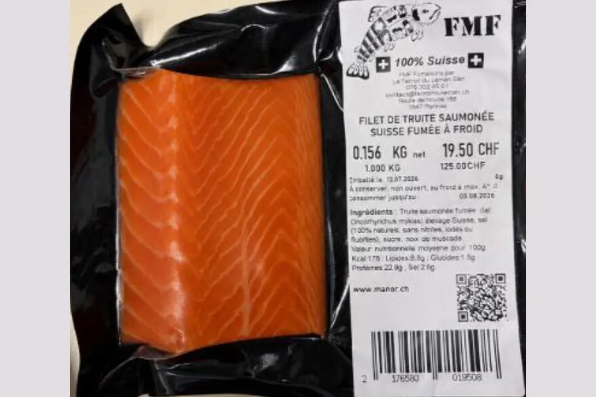 Ein verpacktes Fillet de Truite Saumonée Suisse Fumée à Froid mit Preispunkt und Etikett der Marke FMF.