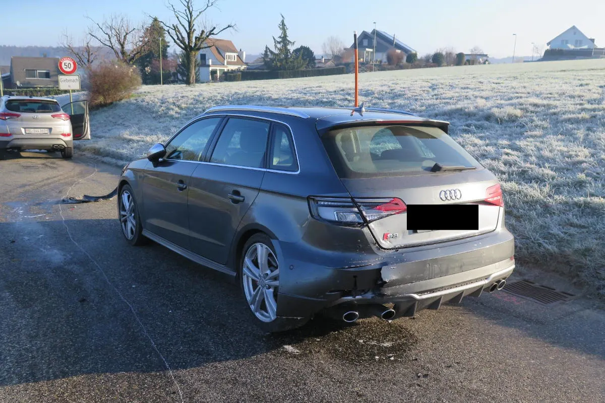 Giebenach BL - Alkoholisierter Fahrzeuglenker verursacht Kollision