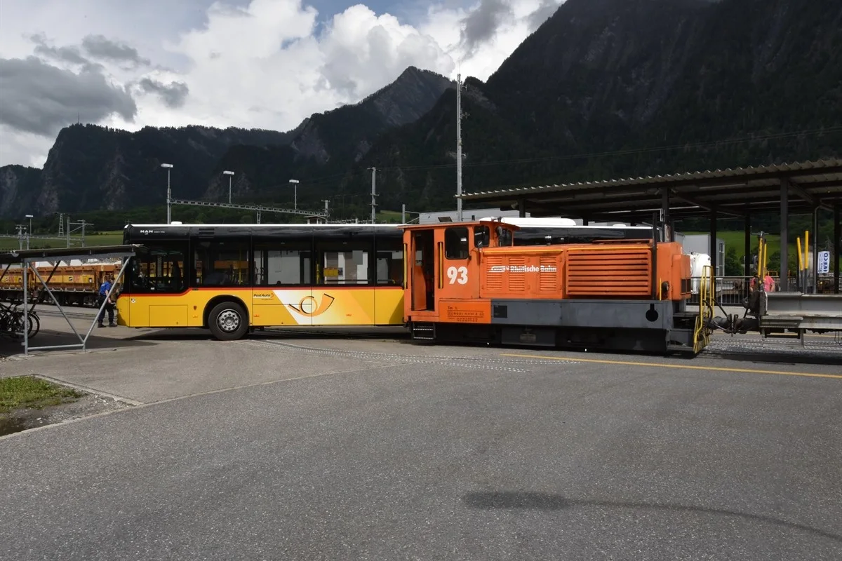 Rangierlokomotive und Postauto kollidieren in Trimmis GR